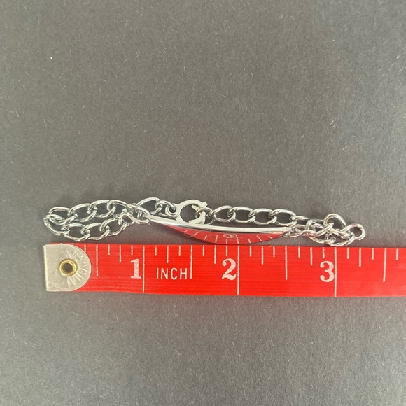 Z55-Costume jewelry-Silver colored bracelet that is engraved “Dottie”. - Picture 6 of 6